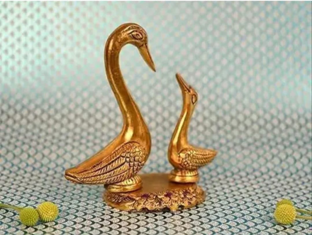 Saras Swan Pair of Kissing Duck Metal Decorative Showpiece - 15.5 cm (Metal, Gold)Showpiece item, Metal Gold Plated Kissing Duck/Swan Pair Showpiece for Home Decoration