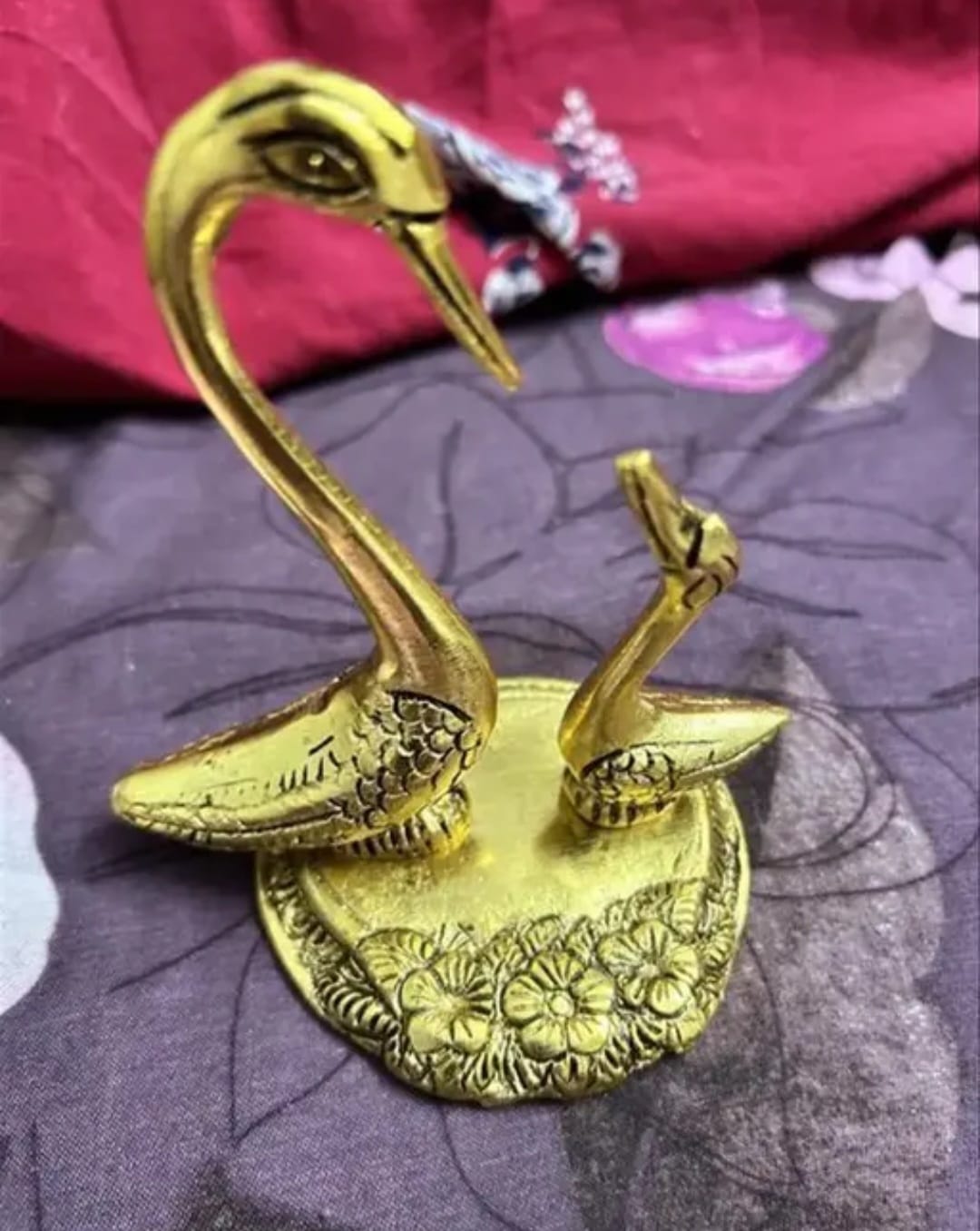 Saras Swan Pair of Kissing Duck Metal Decorative Showpiece - 15.5 cm (Metal, Gold)Showpiece item, Metal Gold Plated Kissing Duck/Swan Pair Showpiece for Home Decoration