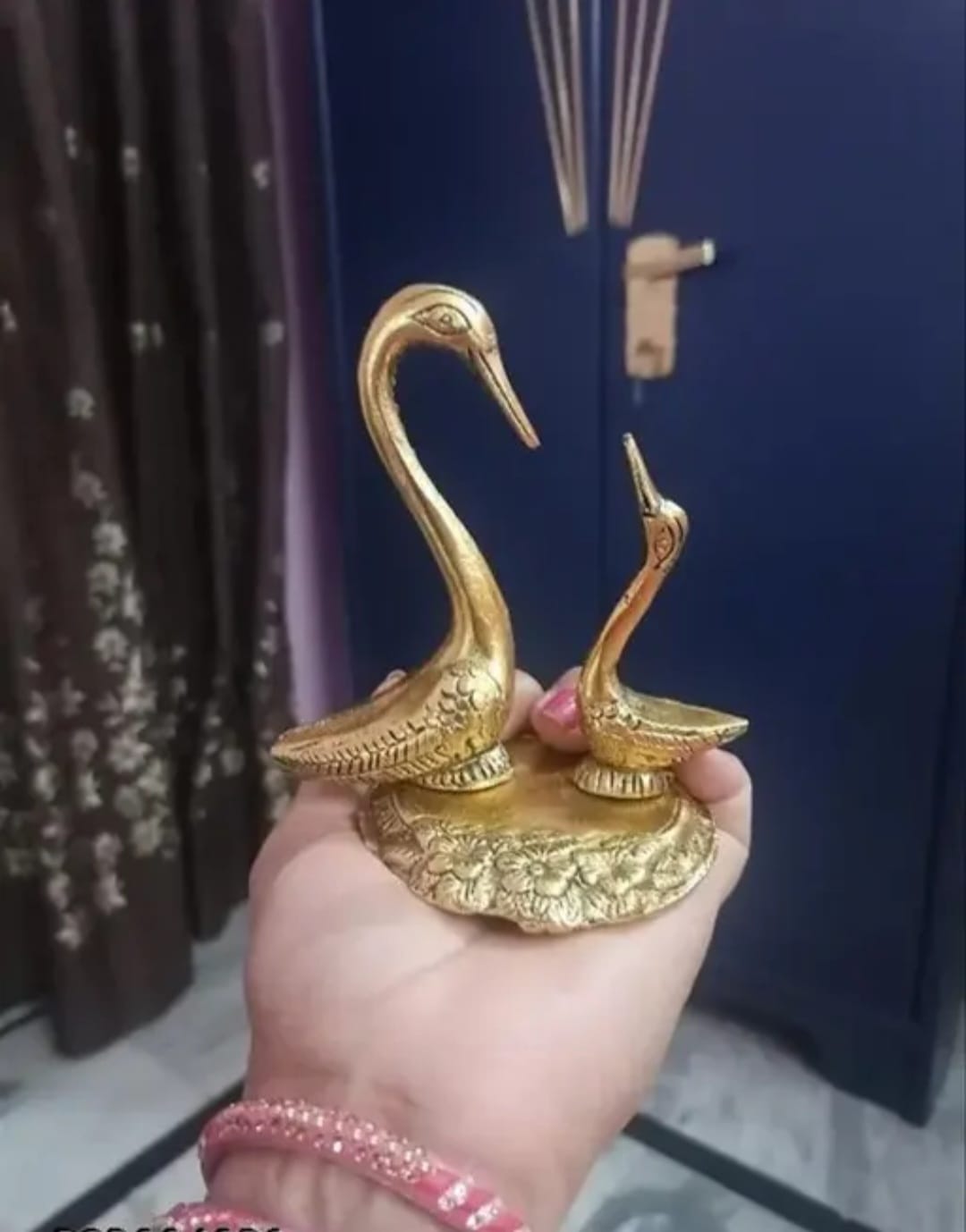 Saras Swan Pair of Kissing Duck Metal Decorative Showpiece - 15.5 cm (Metal, Gold)Showpiece item, Metal Gold Plated Kissing Duck/Swan Pair Showpiece for Home Decoration